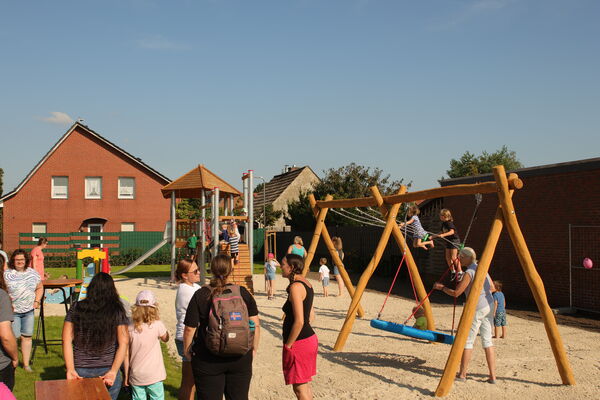 Kinder und Eltern auf dem neueröffneten Spielplatz am Heidering in Bad Laer