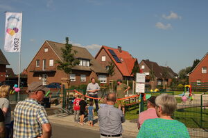 Bürgermeister Tobias Avermann eröffnet den Spielplatz neu.