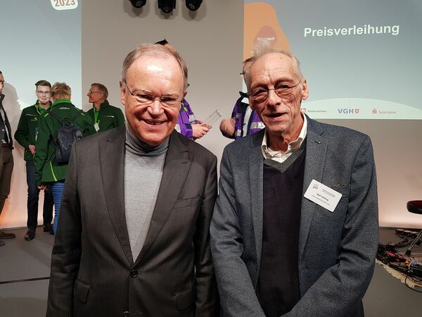 Stephan Weil (l., Nds. Ministerpräsident) und Rolf Heitling (r., Café International)