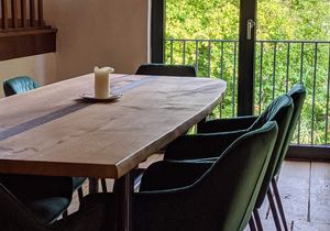 Rustikal-moderner Sitzbereich mit Blick ins Grüne im Café-Restaurant Die Mühle
