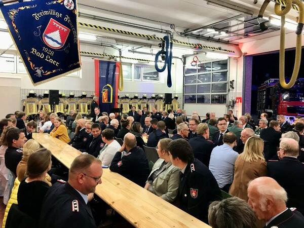 Die Kameradinnen und Kameraden der Feuerwehr sowie Vereinsvertreter und Nachbarn versammelten sich zur offiziellen Schlüsselübergabe in der Fahrzeughalle der Feuerwehr Bad Laer