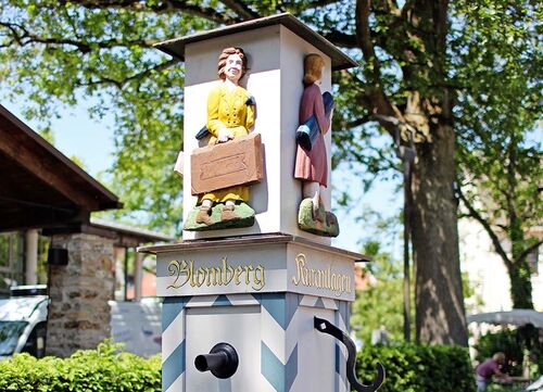 Aufwendig verzierter Brunnen bei schönem Wetter am Tag