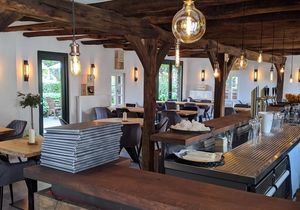 Innenraum und Tresenbereich mit Fachwerk und Industriecharm des Café-Restaurants Die Mühle