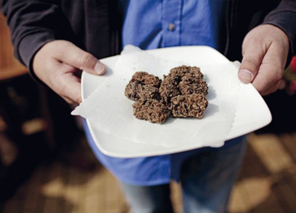 Praline, die optisch an den berühmten Kalkstein erinnert auf einem Teller angerichtet