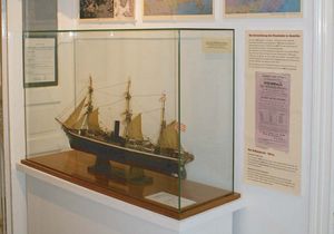 Ausstellungsstück Segelschiff Ein Segelschiff steht als Ausstellungsstück in einem Glaskasten