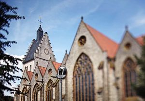 Kirche mit sommerlichem Hintergrund