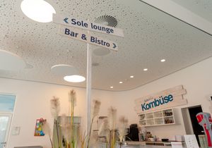 Schauen Sie auf den Weg-Weiser.
Der Weg-Weiser ist im Raum Kombüre.
Der Raum ist im SoleVital.