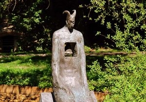 Skulptur im Grünen Abbildung einer Skulptur im Grünen bei sommerlichem Wetter