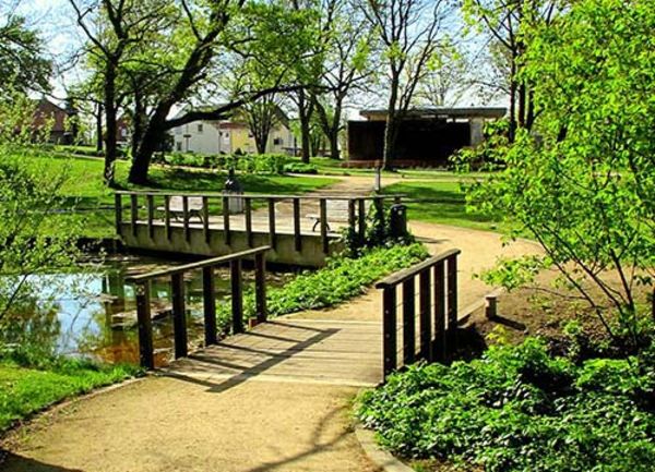 Kleine Holzbrücke mit Weg im Grünen