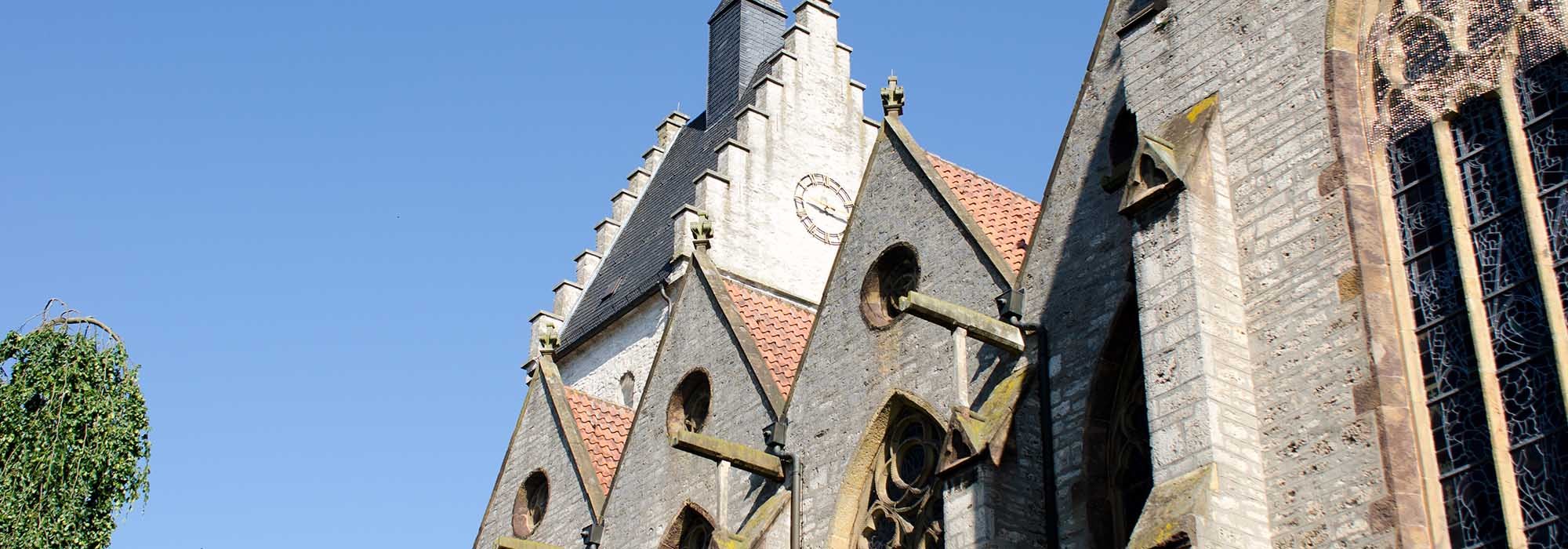 Teilbereich der Kirche unter blauem Himmel