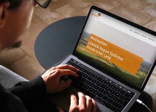 Werbung für die Kampagne auf einem Laptop zu sehen