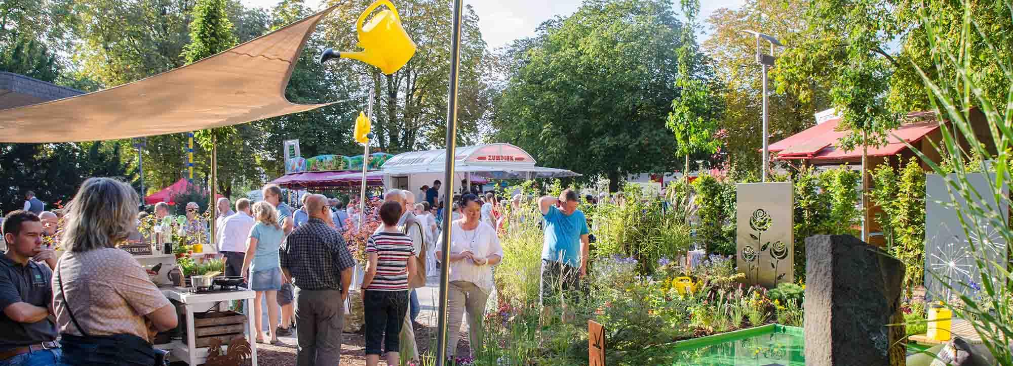 Viele Besucher bei einer sommerlichen Veranstaltung