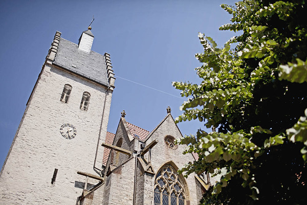 Kirche mit sommerlichem Hintergrund