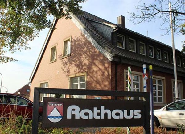 Das Rathaus und ein Schild bei Tag