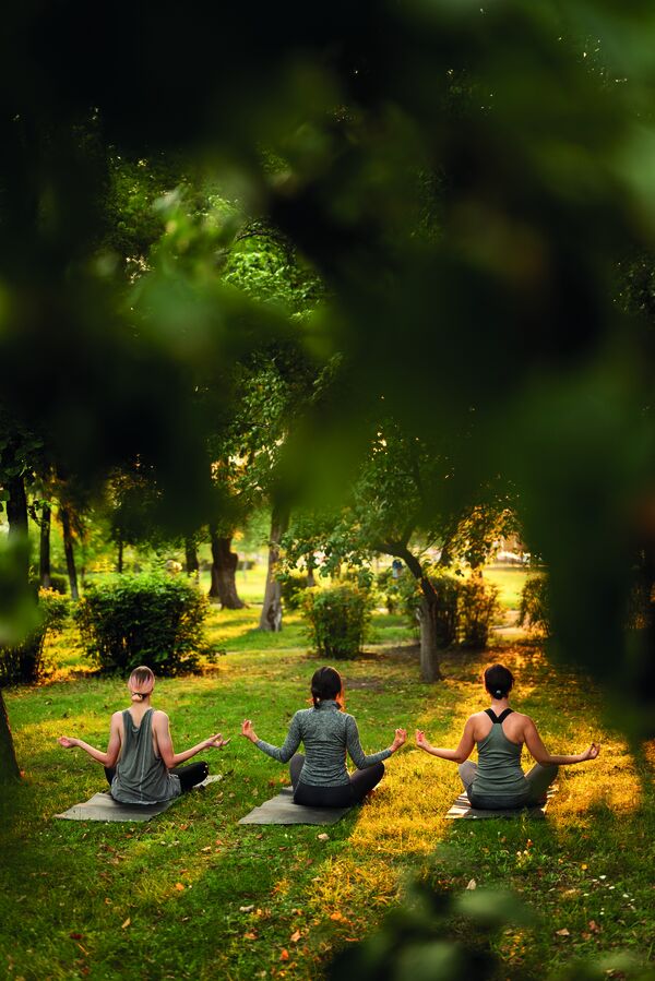 Yoga-Meditation im Park