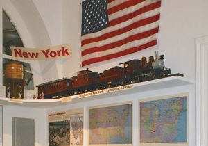 Themenbereich New York Themenbereich New York mit verschiedenen Karten, Ausstellungsstücken und einer Fahne