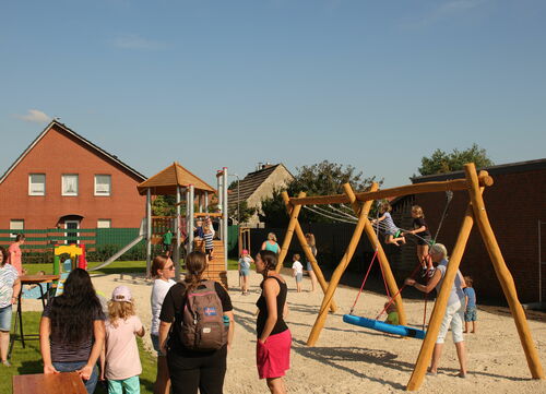 Kinder und Eltern auf dem neueröffneten Spielplatz am Heidering in Bad Laer