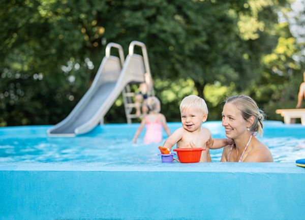 Kinder im Becken im Sole-Freibad