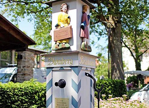 Aufwendig verzierter Brunnen bei schönem Wetter am Tag