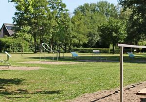 Verschiedene Aktivitätsgeräte im Kurpark bei sommerlichem Wetter