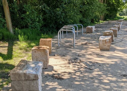 Parkplatz mit neuen Steinblöcken zum Sitzen und neuen Fahrradbügeln am Königsweg in Winkelsetten, Bad Laer