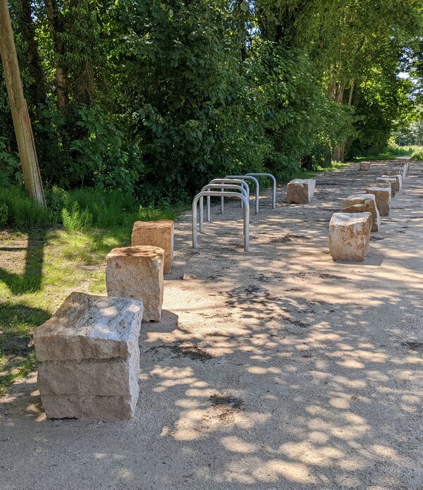 Parkplatz mit neuen Steinblöcken zum Sitzen und neuen Fahrradbügeln am Königsweg in Winkelsetten, Bad Laer
