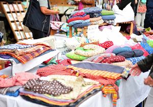 Ein bunt bestückter Verkaufsstand auf einem Markt