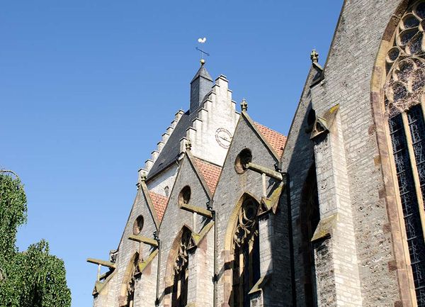 Teilbereich der Kirche unter blauem Himmel
