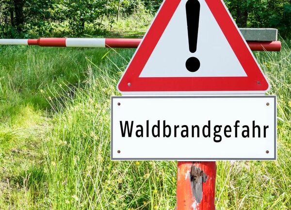 Schild Waldbrandgefahr zu sehen