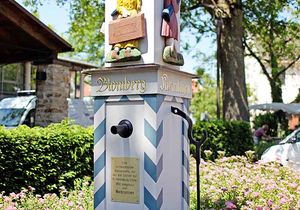 Aufwendig verzierter Brunnen bei schönem Wetter am Tag