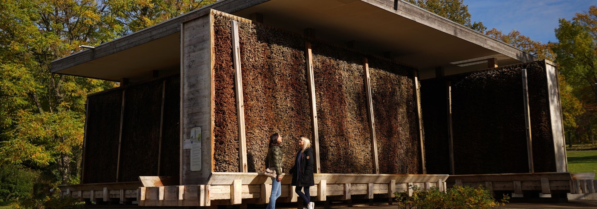 Zwei Menschen inhalieren am Sole-Inhalier-Pavillon im Kurpark