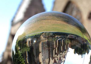 Spiegelbild Spiegelbild der Kirche in einer Kugel