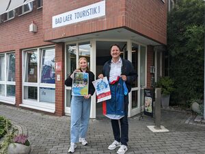 Tobias Avermann (Bürgermeister Bad Laer & Geschäftsführung Bad Laer Touristik GmbH) und Nina Strickmann (Leitung Tourist-Information) vor der Tourist-Information