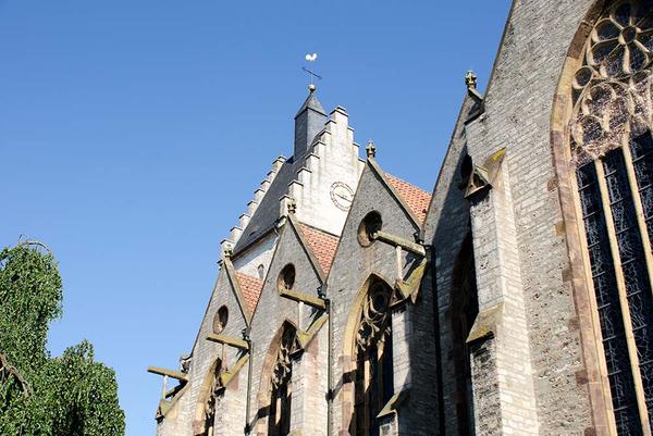 Teilbereich der Kirche unter blauem Himmel