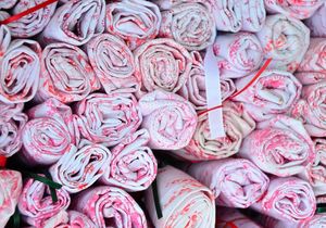 Verschiedene Stoffe, die aufgerollt übereinander liegen