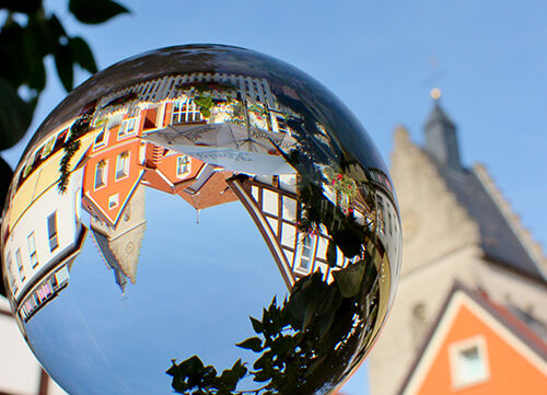 Wehrturm spiegelt sich in Glaskugel (Füllbild)