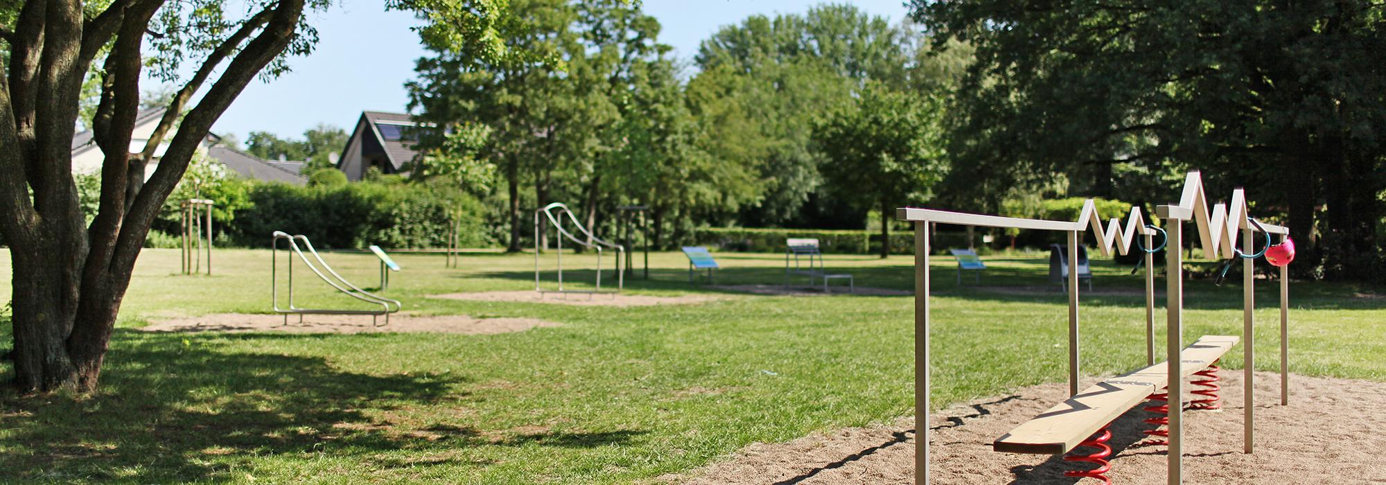 Verschiedene Aktivitätsgeräte im Kurpark bei sommerlichem Wetter