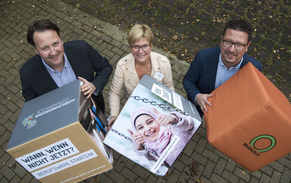 Die Freude über die gute Resonanz auf das Speed- Dating war riesengroß (v. l. n. r.) : Tobias Avermann, Bürger-meister der Gemeinde Bad Laer, Stephanie Baalmann, Schullei-terin Geschwister-Scholl-Oberschule Bad Laer, sowie Lars Hell-mers, MaßArbeit-Vorstand. 	Foto: MaßArbeit / Uwe Lewandowski