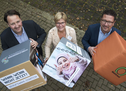 Die Freude über die gute Resonanz auf das Speed- Dating war riesengroß (v. l. n. r.) : Tobias Avermann, Bürger-meister der Gemeinde Bad Laer, Stephanie Baalmann, Schullei-terin Geschwister-Scholl-Oberschule Bad Laer, sowie Lars Hell-mers, MaßArbeit-Vorstand. 	Foto: MaßArbeit / Uwe Lewandowski