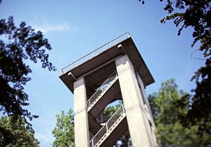 Aussichtsturm im Grünen unter blauem Himmel