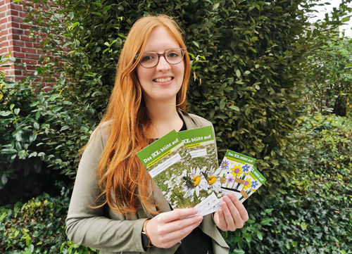 Regionalmanagerin Lisa Naschert präsentiert die Samentütchen und Flyer (c) pro-t-in GmbH