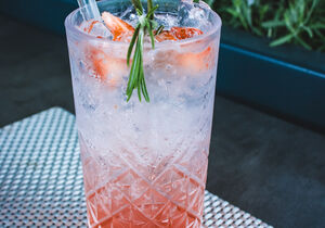 Erdbeercocktail auf der Terrasse vom Hotel-Restaurant Höpke