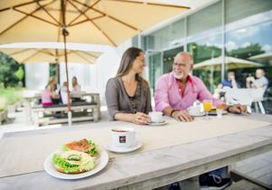 Blick auf die Außenterasse des SoleVital und der Kombüse