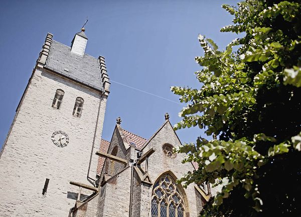 Kirche mit sommerlichem Hintergrund