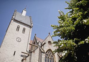 Kirche mit sommerlichem Hintergrund