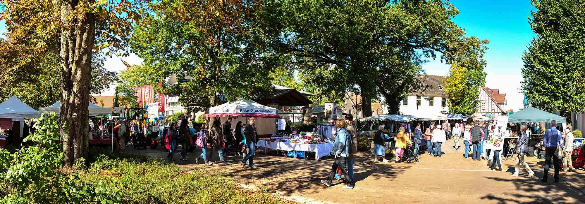 Marktbesucher bei sommerlichem Wetter