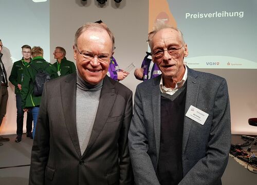 Stephan Weil (l., Nds. Ministerpräsident) und Rolf Heitling (r., Café International)