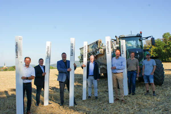 Die Bürgermeister der Kooperationskommunen Marc Schewski (Hilter a.T.W.), Daniel Große-Albers (Bad Iburg), Timo Natemeyer (Bad Essen), Erik Ballmeyer (Ostercappeln), Tobias Avermann (Bad Laer), sowie Dirk Westrup (Vorsitzender des Hauptverbandes des Osnabrücker Landvolkes), Henning Schulte-Uffelage (Ortsvorsitzender Landvolk Hilter-Borgloh). Es fehlen: Tanja Strotmann (Bohmte), Dr. Magdalene Heuvelmann (Glandorf), Eugen Görlitz (Dissen aTW) und Klaus Rehkämper (Bad Rothenfelde). Foto: HOL/Conrad