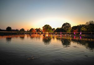 Kurpark in abendlicher Stimmung mit Sonnenuntergang