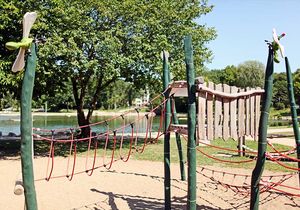 Klettergerüst an einem sommerlichen Tag auf dem Spielplatz